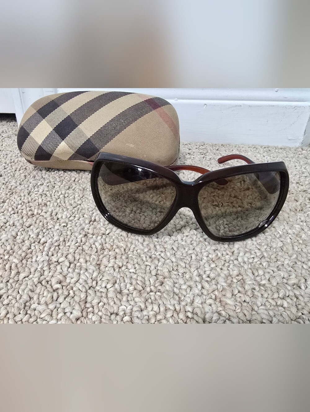 Burberry-b4013 Sunglasses With Metal Logo And Case - Picture 2 of 8